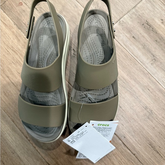 NWT Crocs Women's TanKhaki Brooklyn low wedge Sandals - Picture 1 of 5